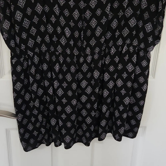 Torrid Black & White Diamond Print Top - Picture 10 of 12